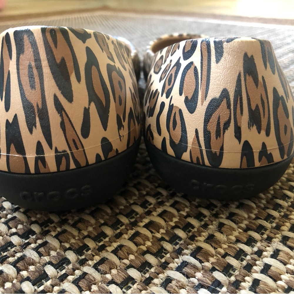 CROCS Leopard/Animal Print Slip-on Ballet Flats Closed Heel Water Friendly - Picture 8 of 10